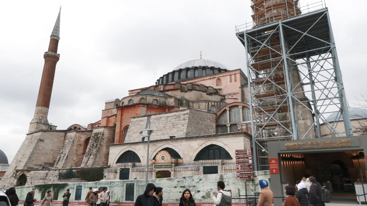 Ayasofya'nın çatlak tespit edilen minaresinde çalışma