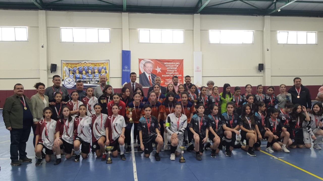 KÜÇÜKÇEKMECE FUTSALDA ŞAMPİYONLUĞA ADINI YAZDIRDI