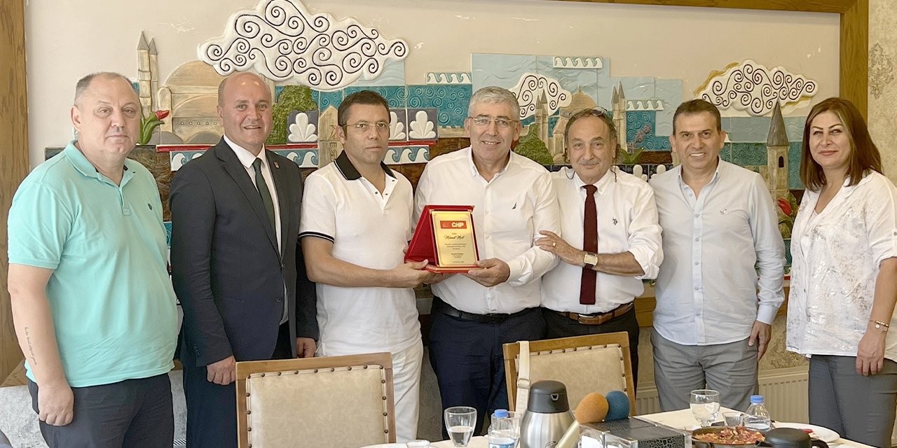 CHP Başakşehir İlçe Örgütü'nden Mehmet Mert'e plaket