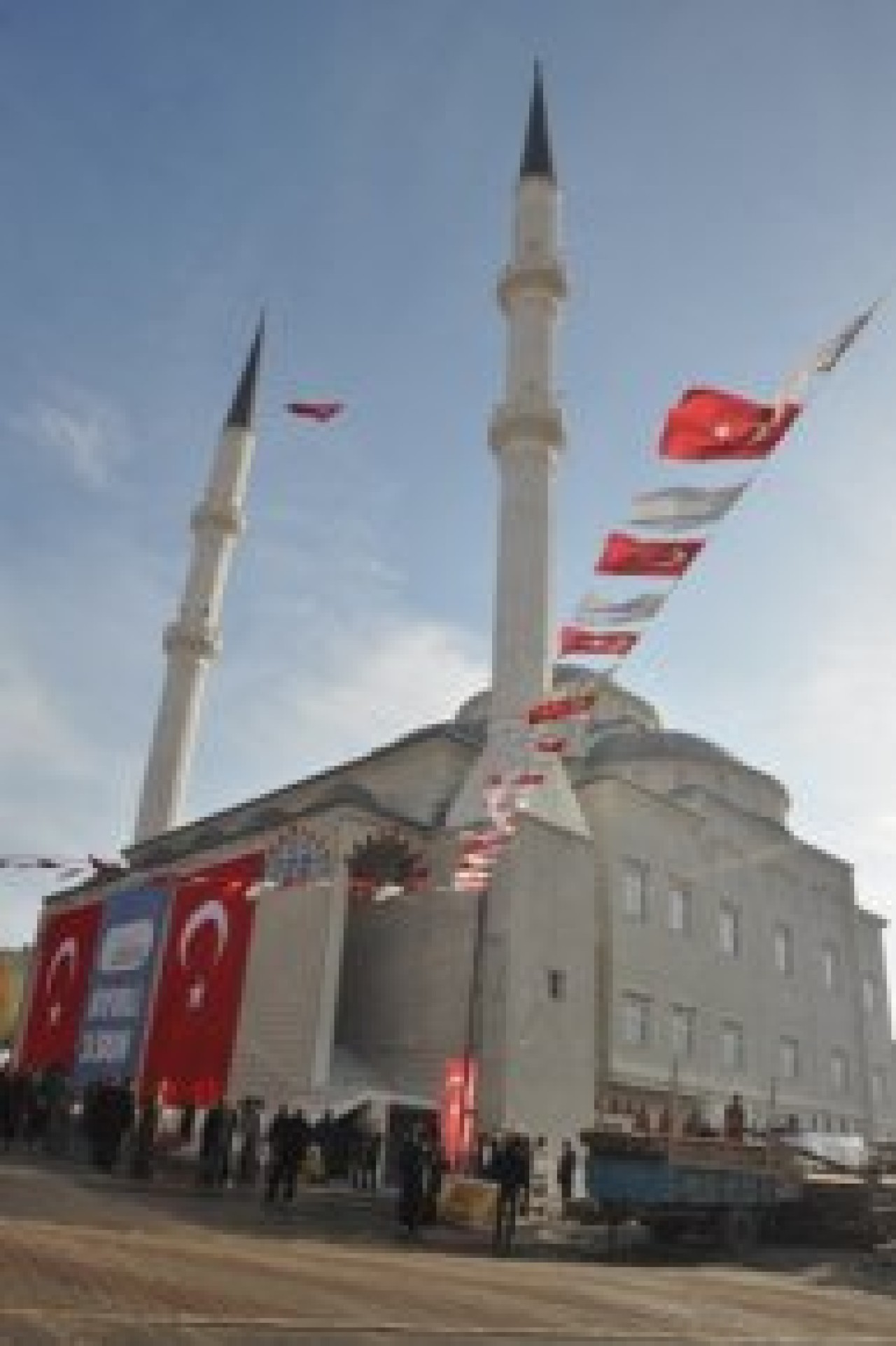 Şehit Ömer Camii İbadete açıldı