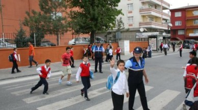 Zabıtalar okul önünde trafik güvenliğini sağlıyorlar…