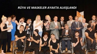 RÜYA VE MASKELER AYAKTA ALKIŞLANDI