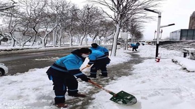 Beylikdüzü Belediyesinin kar temizleme çalışmaları devam ediyor