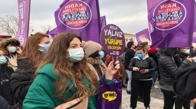 Kadınlar Kadıköyde Erdoğanın İstanbul Sözleşmesinde çekilme kararını protesto ediyor