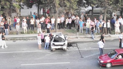 Bariyer ön camdan girdi, arkadan çıktı!