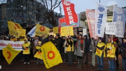 Eğitim-Sen'den hükümete ıslıklı protesto