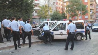 Polis Araçları Kafa Kafaya Çarpıştı: 5 Polis Yaralandı