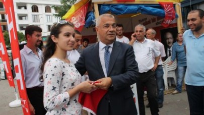 Akman yurttaşlara bayrak dağıttı.