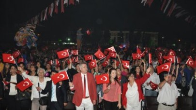 ERGUVAN FESTİVALİ’NDE ZAFER BAYRAMI COŞKUSU