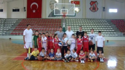 Basketbolculara Kaymakam desteği