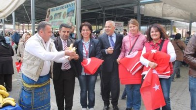 CHP’liler bayrak dağıttı...