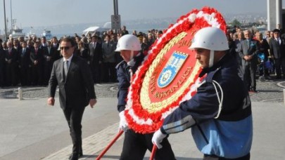 Silivri’de alkışlı çelenk sunumu