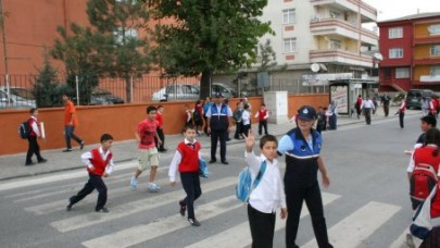 Zabıtalar okul önünde trafik güvenliğini sağlıyorlar…