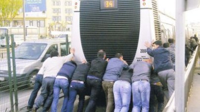 Metrobüs arızası çileye dönüştü