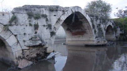 Papaz Köprüsü Onarılmayı Bekliyor