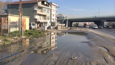 Lağım akar, belediye bakar!