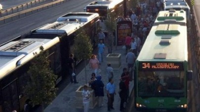 Metrobüs bekleme ve seyahat süresi kısalıyor