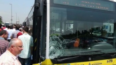 Su satıcılarına metrobüs çarptı