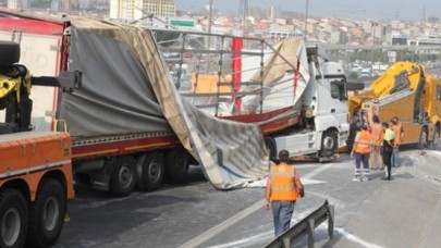 Kaza trafiği  kilitledi