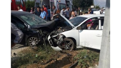 Silivri'de İki Araç Kafa Kafaya Çarpıştı: 1'i Ağır 5 Yaralı