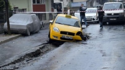 Küçükçekmece'de Çöken Asfalta Araçlar Düştü