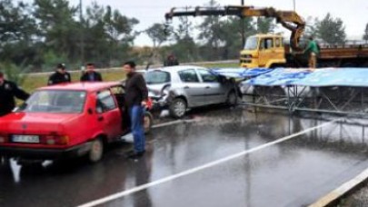 Fırtına Antalya'yı talan etti