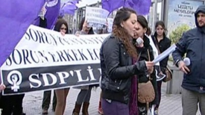 Dekolte açaklamasına mini etekli protesto