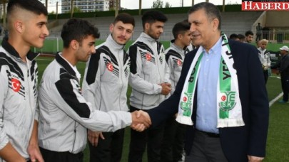 Bozkurt Esenyurtlu futbolcu gençleri şampiyonluğa uğurladı