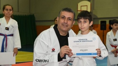 Başkan çocuklarla taekwondo yaptı