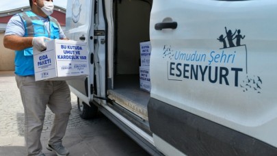 Esenyurt Belediyesi’nin gıda kolisi ve sıcak yemek dağıtımları devam ediyor