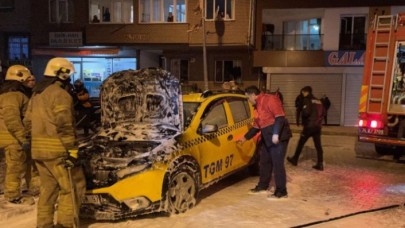 Esenyurtta park halindeyken yanan taksi kullanılamaz hale geldi