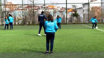 Esenyurtta kız çocuklarına özel futbol kursu