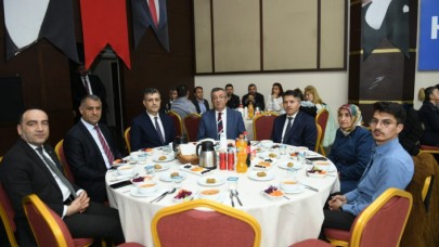 BAŞKAN BOZKURT, MUHTARLARLA İFTARDA BİR ARAYA GELDİ