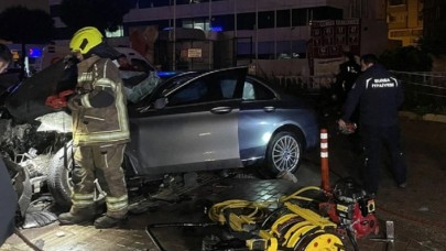 Metro hattı duvarına çarpan araçtaki 3 kişi öldü