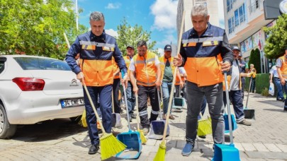 Başkan Bozkurt sokak süpürdü!