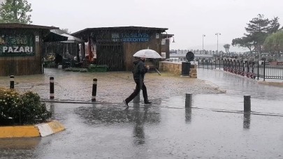 Silivri’de sağanak yağış cadde ve sokaklarda birikinti oluşturdu