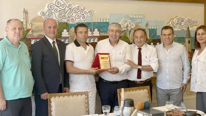 CHP Başakşehir İlçe Örgütü'nden Mehmet Mert'e plaket