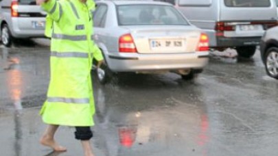 Trafik polisinin görev aşkı