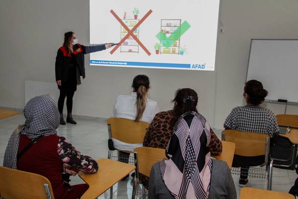 Esenyurt belediyesi kadın sosyal yaşam Merkezi’nde afet eğitimi semineri