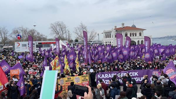 Kadınlar Kadıköy'de Erdoğan'ın İstanbul Sözleşmesi'nde çekilme kararını protesto ediyor