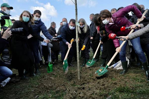 8 Mart Hatıra Ormanı’nın ilk fidanlarını İmamoğlu çifti dikti