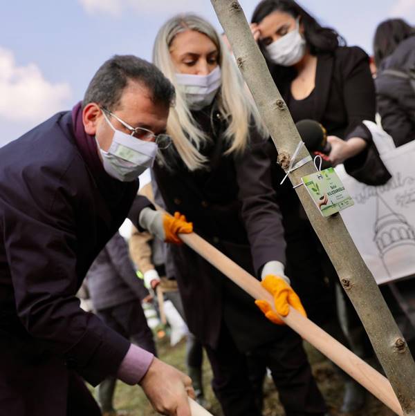 8 Mart Hatıra Ormanı’nın ilk fidanlarını İmamoğlu çifti dikti