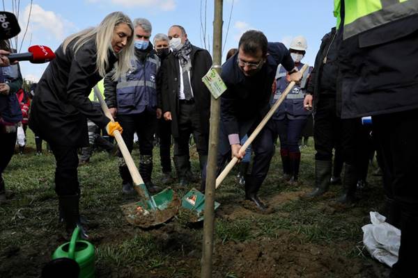 8 Mart Hatıra Ormanı’nın ilk fidanlarını İmamoğlu çifti dikti