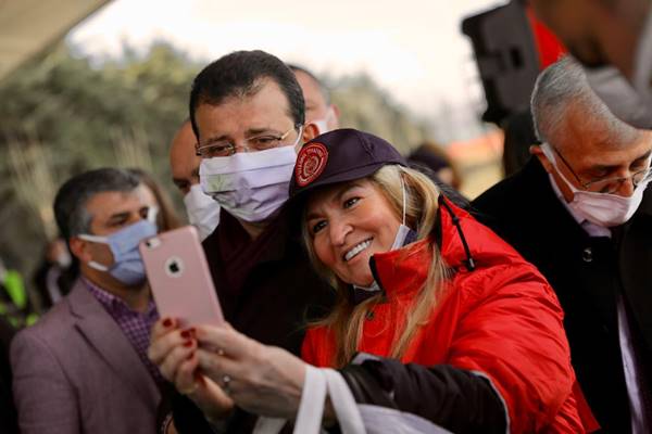 8 Mart Hatıra Ormanı’nın ilk fidanlarını İmamoğlu çifti dikti