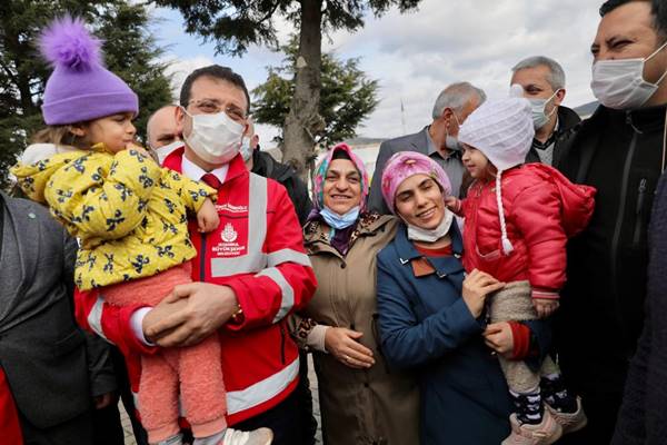 İBB Başkanı Ekrem İmamoğlu: Arnavutköy’de incelemelerde bulunup esnaf ziyareti gerçekleştirdi