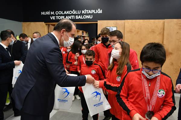 Şampiyon yüzücüler Beylikdüzü belediye başkanı Çalık’ı ziyaret etti